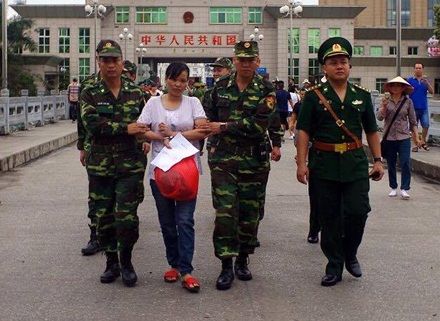 Việt Nam bàn giao cho Trung Quốc 12 tội phạm kinh tế - 1 Đối tượng Dương Thị Hà bị nhà chức trách Trung Quốc bắt giữ và bàn giao cho phía Việt Nam dẫn giải về nước tiến hành điều tra xử lí về tội buôn người.