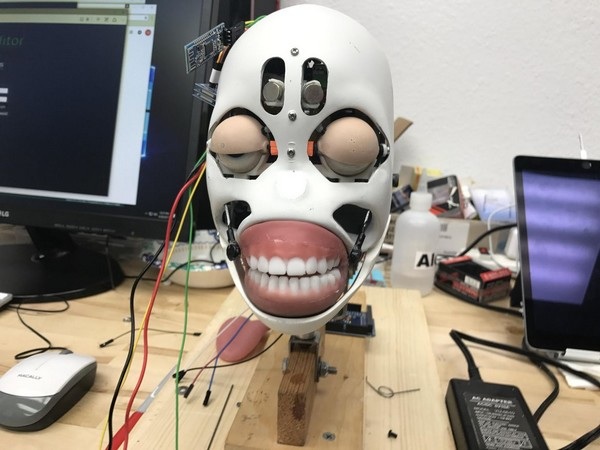 Quá trình lập trình cho chuyển động của gương mặt, bao gồm mấp máy môi khi nói, nháy mắt...