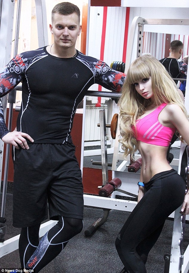 Cuộc đời kỳ lạ của cô gái được mệnh danh là “búp bê sống” nước Nga - 6 Angelica Kenova phải tuân thủ chế độ tập luyện và ăn uống theo đúng như kế hoạch mà HLV riêng của cô đặt ra.
