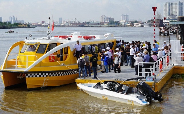 Sân bay Long Thành từ hoa sen thành lá cọ, đá “bền 70 năm” vỡ sớm - 4 Tuyến buýt đường sông đầu tiên của TP HCM chính thức đi vào hoạt động từ ngày 25/11, nhằm khai thác hiệu quả tuyến buýt đường sông số 1 (Bạch Đằng – Linh Đông) cũng như tăng tính kết nối các phương tiện công cộng. (Ảnh: Quốc Anh)