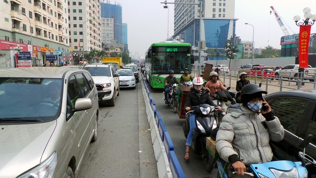 Thủ tướng: Xử lý nghiêm hành vi cản trở hoạt động của xe buýt nhanh - 1 Dù đã có dải phân cách cứng, buýt nhanh tại Hà Nội vẫn chưa thể một mình một đường (ảnh: Tiến Nguyên).