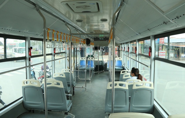 Khảo sát thực tế của phóng viên ghi nhậnbuýt nhanh BRT ở Hà Nội vắng khách trong khung giờ thấp điểm và cũng chỉ đạt chưa đến 50 hành khách vào giờ cao điểm. Trước đó, báo cáo của Sở Giao thông Hà Nội cho hay, nhiều chuyến BRT có dấu hiệu quá tải. (Ảnh: Trọng Trinh)