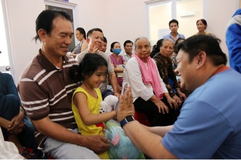 Bệnh viện Tân Tạo: Niềm vui mùa hè thiện nguyện Y khoa Việt-Mỹ - 1 Cái đập tay rất Việt Nam