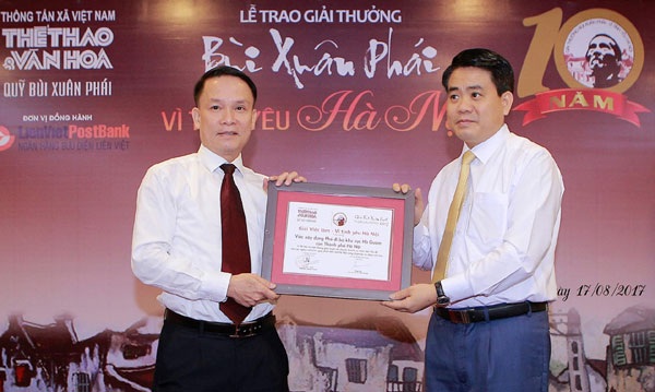 Xây dựng không gian đi bộ quanh Hồ Gươm đoạt giải Bùi Xuân Phái - 2 Chủ tịch UBND TP Hà Nội Nguyễn Đức Chung (bên phải) thay mặt lãnh đạo TP Hà Nội nhận Giải Bùi Xuân Phái - Vì tình yêu Hà Nội.