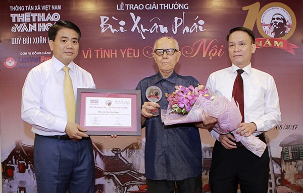Xây dựng không gian đi bộ quanh Hồ Gươm đoạt giải Bùi Xuân Phái - 1 Chủ tịch UBND TP Hà Nội Nguyễn Đức Chung (trái) và Tổng giám đốc TTXVN Nguyễn Đức Lợi (phải) trao Giải thưởng Lớn - Vì tình yêu Hà Nội cho nhà văn hóa Hữu Ngọc.