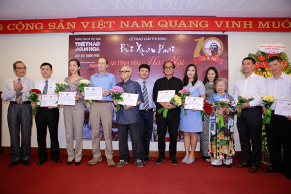 Xây dựng không gian đi bộ quanh Hồ Gươm đoạt giải Bùi Xuân Phái - 3 Ban tổ chức giải thưởng và phu nhân cố họa sĩ Bùi Xuân Phái (thứ 3 từ trái sang) trao Chứng nhận Giải thưởng cho các đề cử.