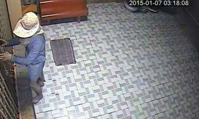 Hình ảnh một đối tượng trong băng trộm đột nhập vào tiệm vàng bị camera ghi lại
