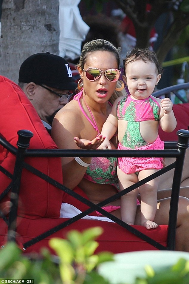 Người mẫu Mỹ gợi cảm đưa con đi biển - 5 
Coco và Ice T là một trong những cặp đôi hạnh phúc nhất Hollywood. Sau khi con gái Chanel chào đời hồi tháng 8 năm ngoái, niềm vui của cặp đôi này càng trọn vẹn