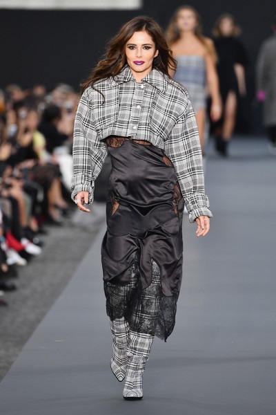 
Ca sỹ Cheryl trình diễn thời trang trên đại lộ Khải Hoàn Môn ở Paris, Pháp ngày 1/10 vừa qua
