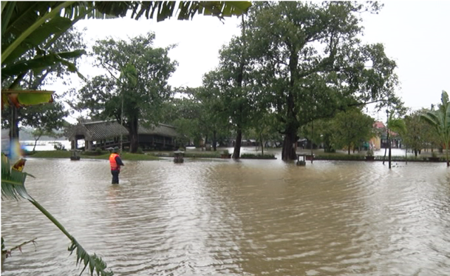 Cha chở con gái đi làm bị mất tích, nghi lũ cuốn trôi - 7 Lực lượng bộ đội đang đi kiểm tra tại các điểm xung yếu