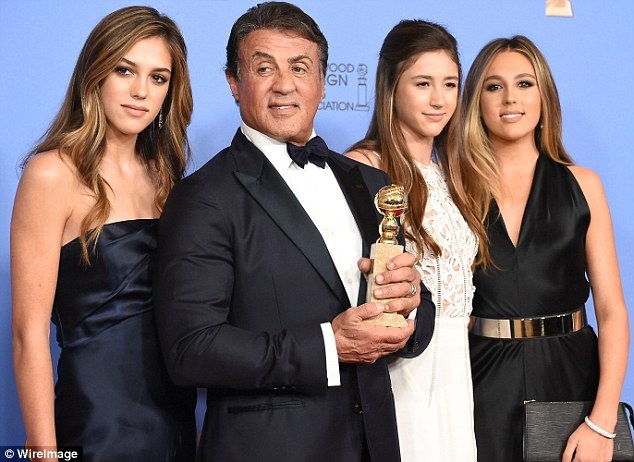 
Ba con gái của Rambo hộ tống ông tới nhận giải Quả Cầu Vàng vào năm 2016.
