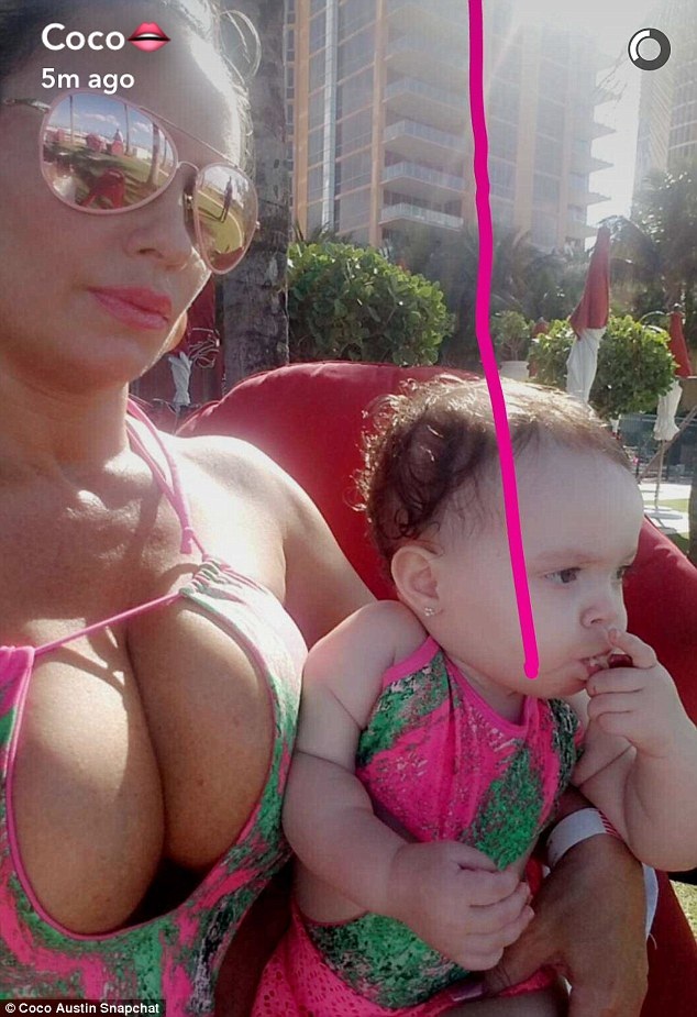 Người mẫu Mỹ gợi cảm đưa con đi biển - 7 
Người mẫu gợi cảm thường xuyên khoe ảnh chụp cùng con gái nhỏ trên trang cá nhân.