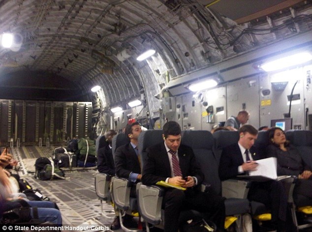 Bên trong máy bay “ngựa thồ” tháp tùng ông Trump công du nước ngoài - 8
Tổ bay của C-17 chỉ gồm 3 người là cơ trưởng, cơ phó và nhân viên quản lý xếp dỡ hàng hóa. Nhân viên quản lý xếp dỡ có nhiệm vụ sắp xếp cân đối, giúp máy bay cân bằng tốt và đạt hiệu suất bay tối đa. (Ảnh: Bộ Ngoại giao Mỹ)