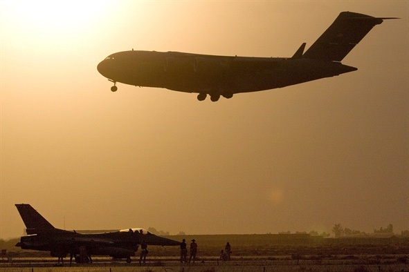 Bên trong máy bay “ngựa thồ” tháp tùng ông Trump công du nước ngoài - 4
C-17 có thể bay 2.400 hải lý mà không cần nạp thêm nhiên liệu. (Ảnh: ABC News)