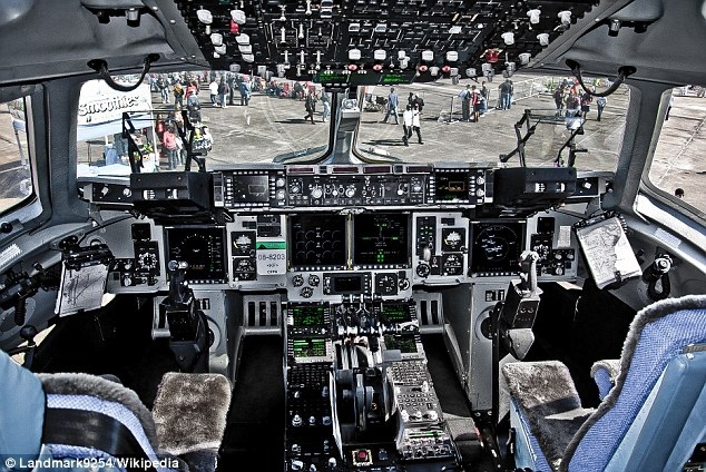 Bên trong máy bay “ngựa thồ” tháp tùng ông Trump công du nước ngoài - 5
Hệ thống điều khiển trong buồng lái của C-17. (Ảnh: Wikipedia)