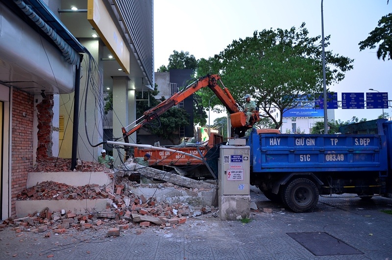 Ông Đoàn Ngọc Hải như cơn lốc “cuốn phăng” mọi vật cản trên vỉa hè! - 14 Ông Đoàn Ngọc Hải như cơn lốc “cuốn phăng” mọi vật cản trên vỉa hè! - 14