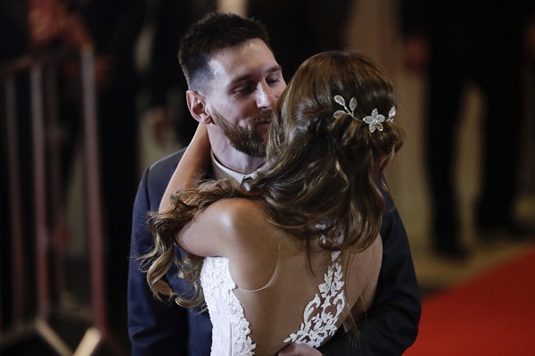 Cận cảnh váy cưới đẹp như mơ của vợ Messi - 2
Antonella Roccuzzo kém Messi 1 tuổi và đã sinh cho bạn trai nổi tiếng hai cậu con trai kháu khỉnh