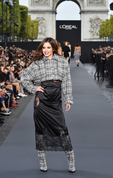 
Ca sỹ mới sinh con gây kinh ngạc với vóc dáng thon thả
