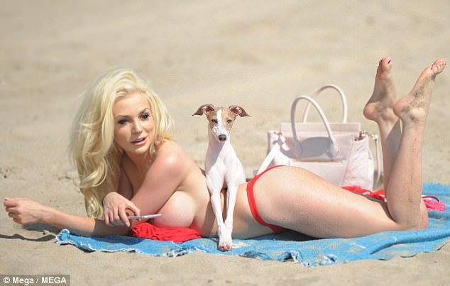 "Cô dâu tuổi teen" Courtney Stodden khoe vòng một ngoại cỡ - 3
Courtney Stodden nổi tiếng từ cách đây 7 năm khi cô kết hôn ở tuổi 16 với nam diễn viên đáng tuổi cha mình Doug Hutchison