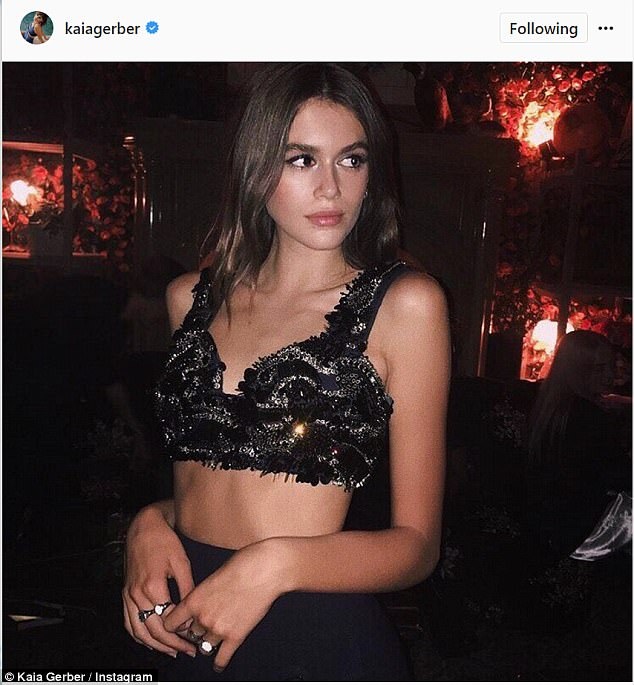 Con gái Cindy Crawford xinh đẹp đón tuổi 16 - 3
Kaia Gerber càng lớn càng giống mẹ và đang tiếp bước bố mẹ theo nghề người mẫu