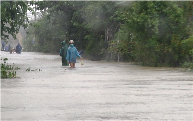 Cha chở con gái đi làm bị mất tích, nghi lũ cuốn trôi - 6 Các đường liên thôn tại đây bị ngập nặng
