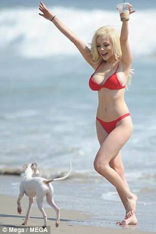 "Cô dâu tuổi teen" Courtney Stodden khoe vòng một ngoại cỡ - 4
Người đẹp đã ly dị chồng cách đây vài tháng, sau khi bị sảy thai