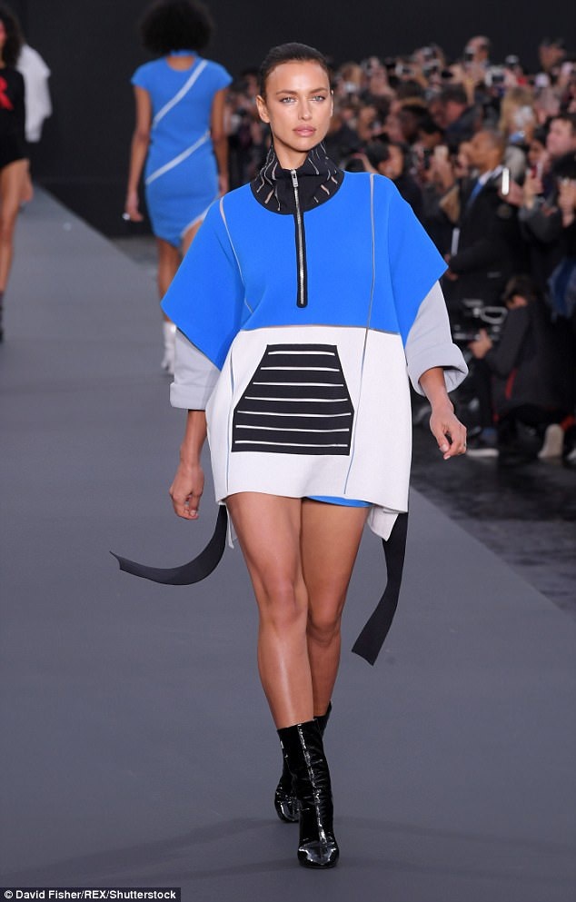 
Irina Shayk quyến rũ sải bước
