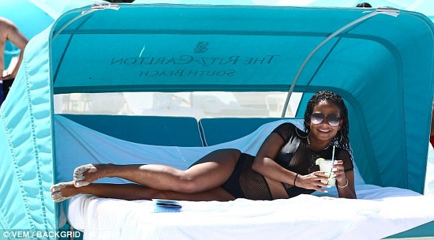 Christina Milian khoe vòng một ngoại cỡ - 6
Christina Milian chia sẻ, nếu thân hình không săn chắc và hoàn hảo, cô cảm thấy mệt mỏi và kém tự tin