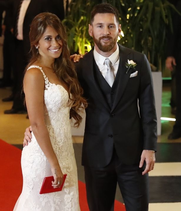 Cận cảnh váy cưới đẹp như mơ của vợ Messi - 8 Cận cảnh váy cưới đẹp như mơ của vợ Messi - 8