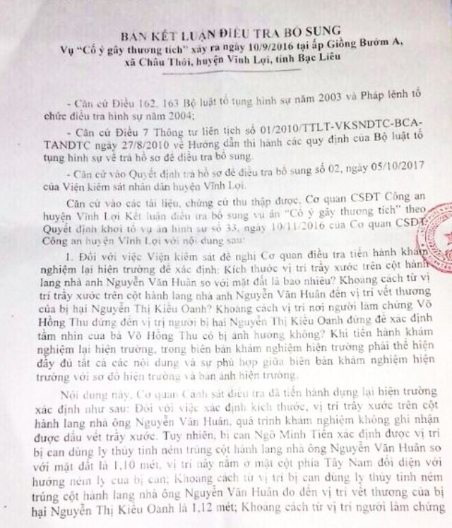 “Dùng ly thủy tinh ném mẹ nhưng trúng con”: Luật sư kiến nghị đình chỉ vụ án! - 1 Bản kết luận điều tra bổ sung của CQĐT Công an huyện Vĩnh Lợi. Trong đó, một số nhân chứng xác định có mặt tại hiện trường, nhưng không xác định được ly thủy tinh có trúng bị hại.
