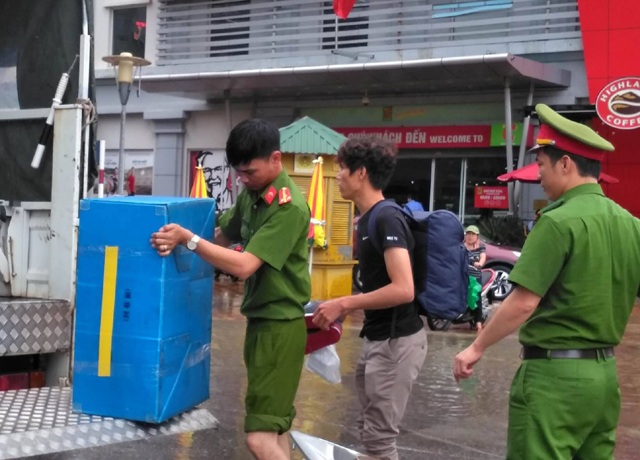 Công an dùng xe chuyên dụng giúp dân vượt vùng nước ngập - 2 Đội cảnh sát trật tự và cơ động Công an thành phố Vinh (Nghệ An) đưa anh Hồng qua khu vực ngập nước để bắt xe kịp giờ ra sân bay sáng 10/10