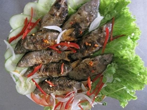 Về miền Tây mùa nước nổi thưởng thức cá heo - 4 Món cá heo nướng muối ớt không cầu kỳ nhưng có hương vị đặc trưng. (Ảnh: dulichgo)