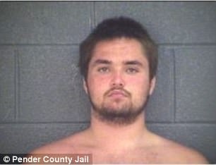 Zachary Kingsbury chạy trốn xuống biển nhưng suýt nữa trở thành bữa ăn cho cá mập