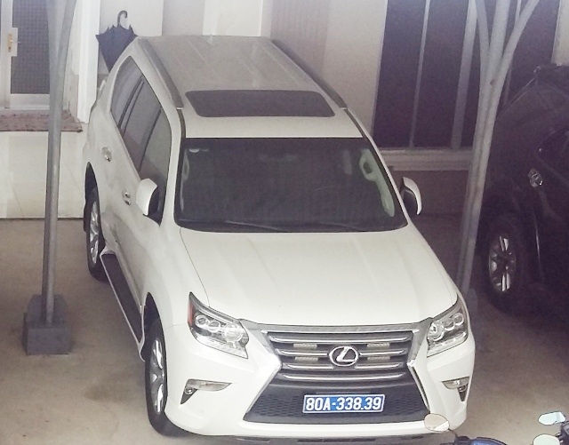 “Cà Mau cần báo cáo Chính phủ việc nhận 2 ô tô Lexus của doanh nghiệp” - 1
Xe Lexus đang đậu tại nhà xe UBND tỉnh Cà Mau do doanh nghiệp tặng tỉnh.