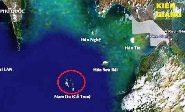 Ca nô chở 14 người bị sóng đánh lật úp trên biển Kiên Giang - 1