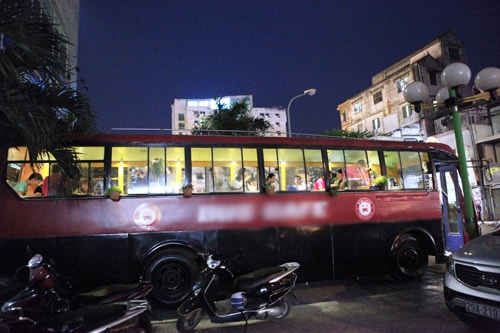 Kinh doanh siêu độc: Ngồi “máy bay” uống cà phê, lên ô tô ăn bún chả - 3
Cà phê xe buýt mới nở rộ vài năm gần đây ở Hà Nội thu hút sự quan tâm của người dân