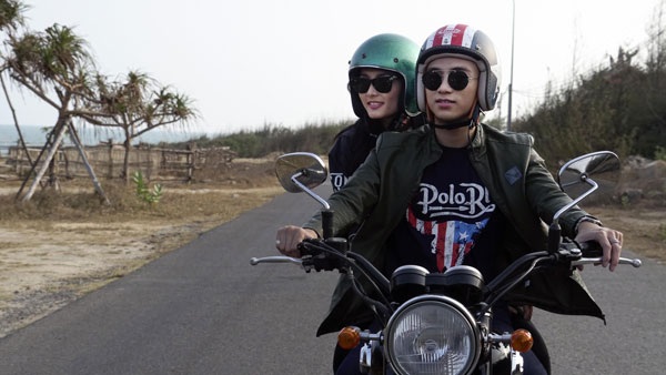 Cảnh quay lãng mạn trong MV Anh đã quen với cô đơn.