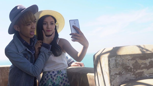 Nữ chính trong MV là cô gái được casting từ 20 gương mặt khác để đóng cặp với Soobin.