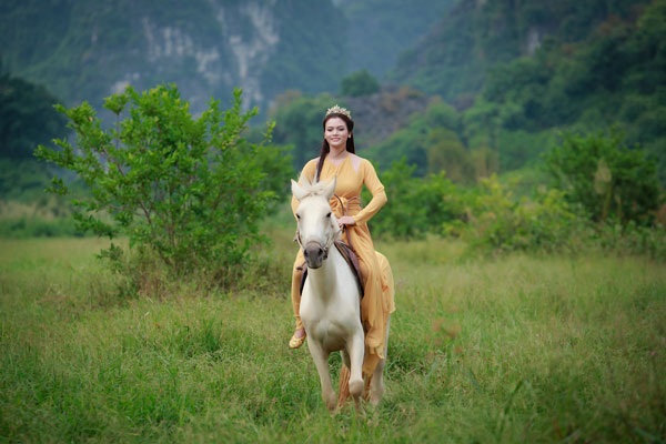 Phạm Phương Thảo bị ám ảnh về cú ngã ngựa kinh hoàng - 3 Nhìn phong thái cưỡi ngựa thuần thục của Phương Thảo, ít ai biết rằng nữ ca sĩ từng bị ám ảnh trong khoảng thời gian dài vì cú ngã ngựa kinh hoàng.