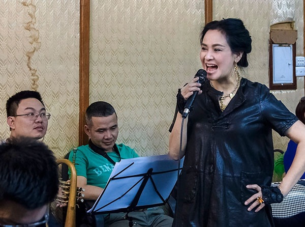 Thanh Lam gây bất ngờ khi hát nhạc Phạm Tuyên - 2 Dù ít hát nhạc Phạm Tuyên nhưng Thanh Lam lại vô cùng hào hứng khi ca khúc được phối khí lại tỉ mỉ, có chiều sâu.