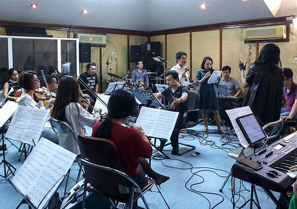 Thanh Lam gây bất ngờ khi hát nhạc Phạm Tuyên - 6 Được biết, lần đầu tiên Thanh Lam có màn kết hợp với Trọng Tấn và Anh Thơ. Đây là một trong những điểm bất ngờ trong liveshow Phạm Tuyên.
