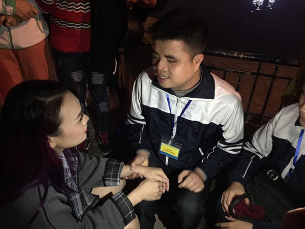 ... và trò chuyện với nam ca sĩ khiếm thị trong đêm Giáng sinh. (Ảnh: Jundat)