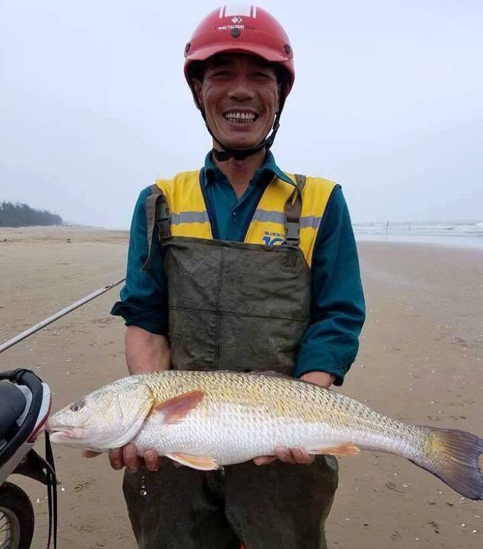 Ngư dân câu được cá lạ nghi là cá sủ vàng quý hiếm - Ảnh 2. Ngư dân câu được cá lạ nghi là cá sủ vàng quý hiếm - Ảnh 2.