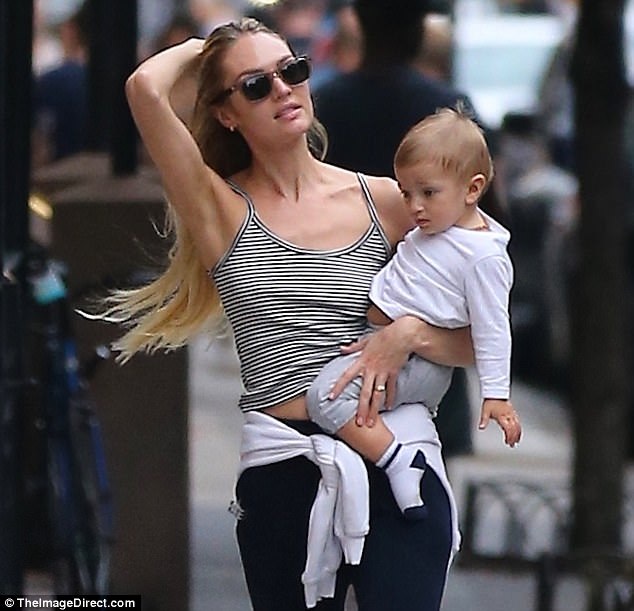 Thiên thần nội y Candice Swanepoel - "Gái một con trông mòn con mắt" - 2
Thiên thần nội y ăn vận đơn giản mà vẫn xinh đẹp, cuốn hút