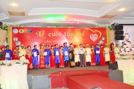 Xúc động đám cưới tập thể tại Sóc Trăng - 2 Các cặp đôi nhận giấy đăng ký kết hôn ngay tại lễ cưới.