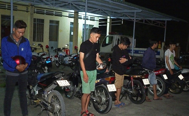 Công an nổ súng chặn đứng nhóm đua xe trái phép - 1
Nhóm đua xe trái phép bị cơ quan công an tạm giữ