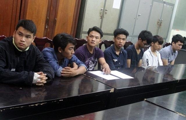 Bắt 9 thanh thiếu niên đập phá hàng loạt ô tô trong đêm cho… vui - 1 Các đối tượng tại cơ quan công an