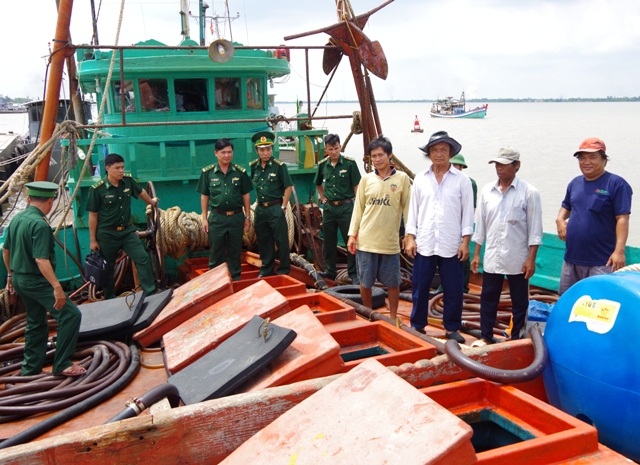 Phát hiện tàu cá chở hàng chục ngàn lít dầu không rõ nguồn gốc - 1 Tàu cá bị bắt giữ.