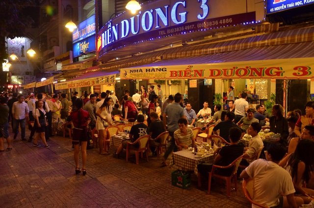 Những cầu, hầm ấn tượng nhất Việt Nam và cụ bà có “bộ tóc rồng” - 7 Trong lần xuống đường, ông Đoàn Ngọc Hải – Phó Chủ tịch UBND quận 1 TP HCM tiếp tục phát hiện nhà hàng Biển Dương lấn chiến vỉa hè. Ngay lập tức ông Hải khẳng định nếu nhà hàng này tiếp tục lấn chiếm vỉa hè, ông sẽ đề xuất Chủ tịch quận 1 và Ban Thường vụ Quận ủy quận 1 điều chuyển công tác Chủ tịch UBND phường Cầu Ông Lãnh theo hướng hạ chức vụ. (Ảnh: Đình Thảo)