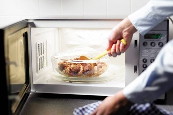 Sai lầm "chết người" khi rã đông thực phẩm hầu như ai cũng mắc - 3 Nếu rã đông bằng lò vi sóng bạn nên chế biến ngay. Ảnh minh họa